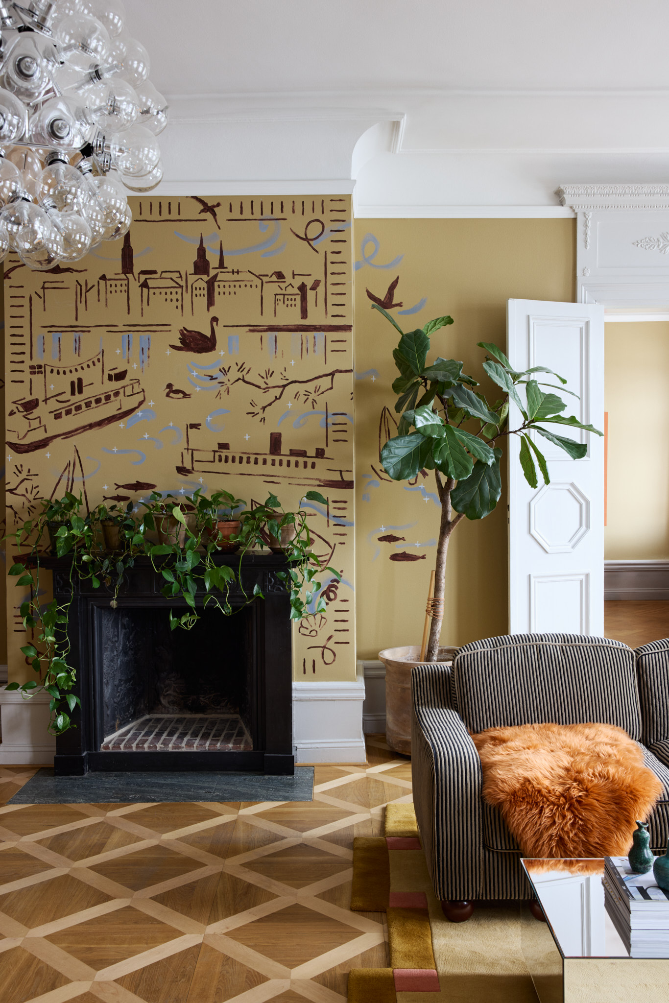 Okidoki's Arkitektkontor i Stockholm's lounge med en handmålad vägg med mörk gul ton och flerf'rgad mönster. En rostig matta på golvet med gula fyrkanter