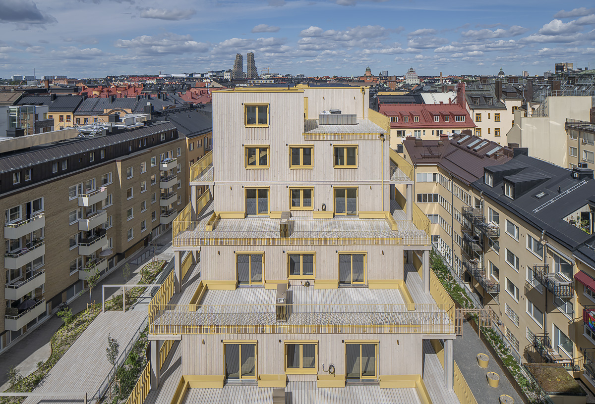 Gårdslunden sett ovanifrån, omgivet av Kungsholmens tak och kvarter.